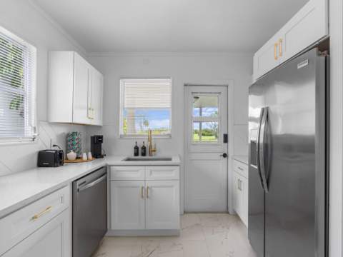 422 N Lakeside Drive, Lake Worth Beach FL - photo 15 of 55