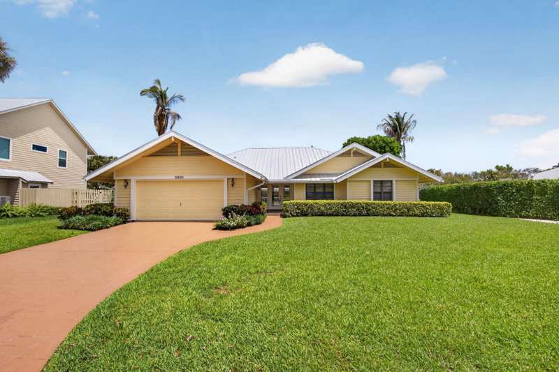 3 bedroom Single Family Residence at 10420 SE Jupiter Narrows Drive, Jupiter Narrows, Hobe Sound — photo 1