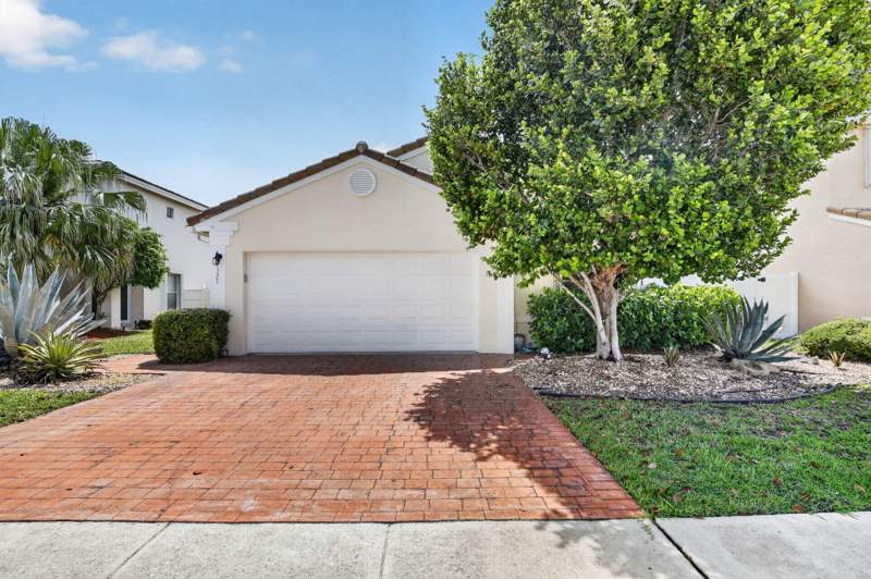 3 bedroom Single Family Residence at 327 SW 191st Terrace, Twin Acres, Pembroke Pines — photo 1