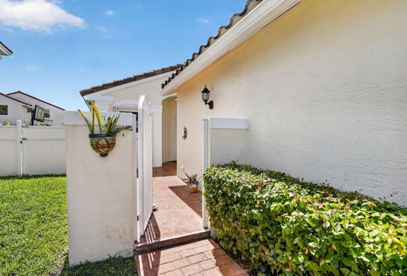 3 bedroom Single Family Residence at 327 SW 191st Terrace, Twin Acres, Pembroke Pines — photo 4
