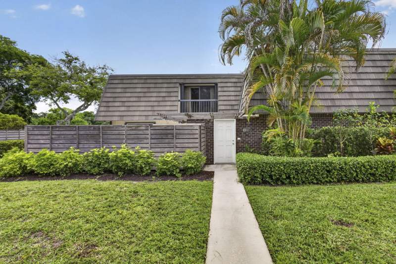 3 bedroom Townhouse at 121 1st Terrace, Glenwood Twnhs, Palm Beach Gardens — photo 2