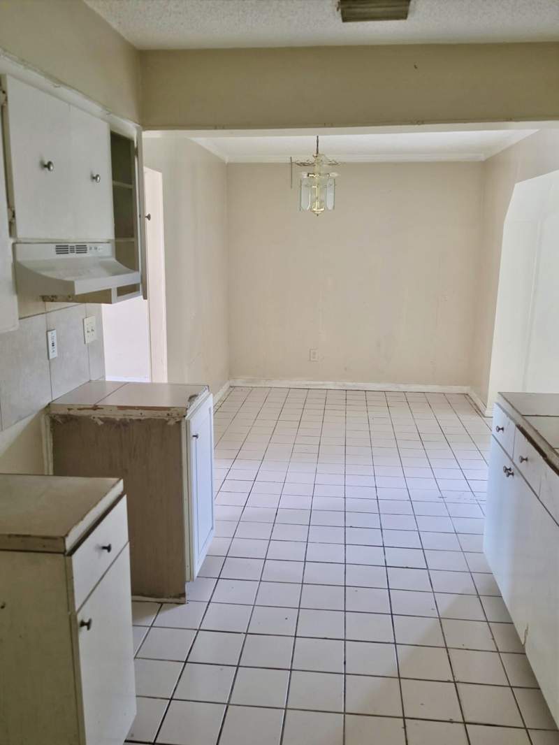 4 bedroom Single Family Residence at 1216 Giller Avenue, Mangonia Hills, Mangonia Park — photo 4