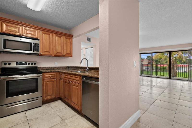 2 bedroom Condominium at 1524 Lake Crystal Drive #F, Palm Beach Grande Condo, West Palm Beach — photo 2