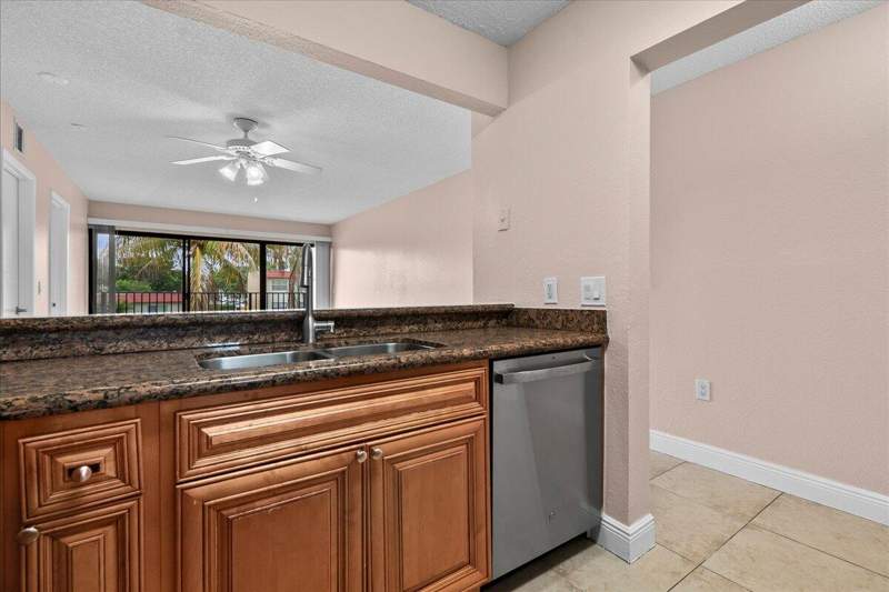 2 bedroom Condominium at 1524 Lake Crystal Drive #F, Palm Beach Grande Condo, West Palm Beach — photo 4