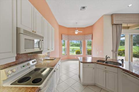 10911 Royal Devon Way, Lake Worth FL - photo 14 of 56