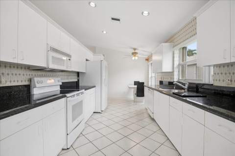 10884 Royal Caribbean Circle, Boynton Beach FL - photo 6 of 34
