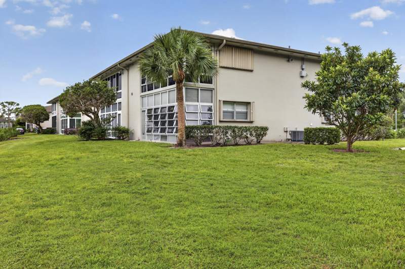 2 bedroom Condominium at 1 Lake Vista Trail #207, Vista St Lucie Buildings 9 Thru 20, Port St. Lucie — photo 3
