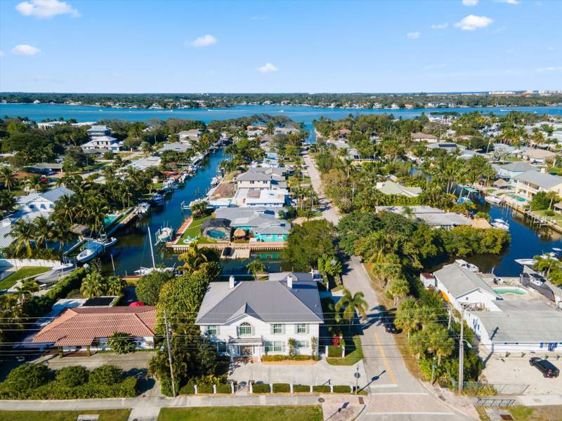 5 bedroom Single Family Residence at 401 Center Street, Riverside, Jupiter — photo 2