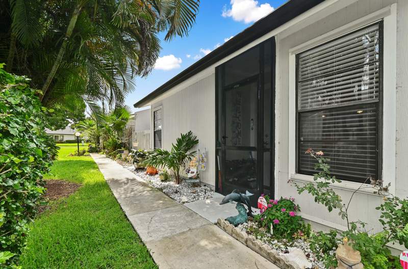 2 bedroom Townhouse at 4383 Willow Pond Circle, Lakeside Green, West Palm Beach — photo 3