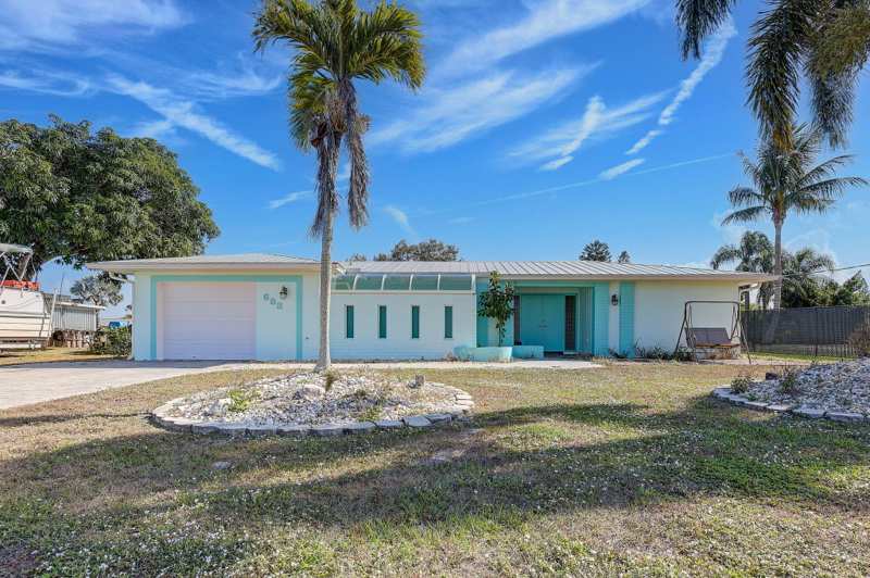 3 bedroom Single Family Residence at 683 SE Harborview Drive, Port St Lucie Section 6, Port St. Lucie — photo 1