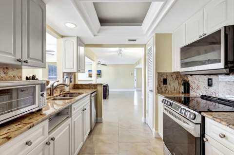 683 SE Harborview Drive, Port St. Lucie FL - photo 16 of 56