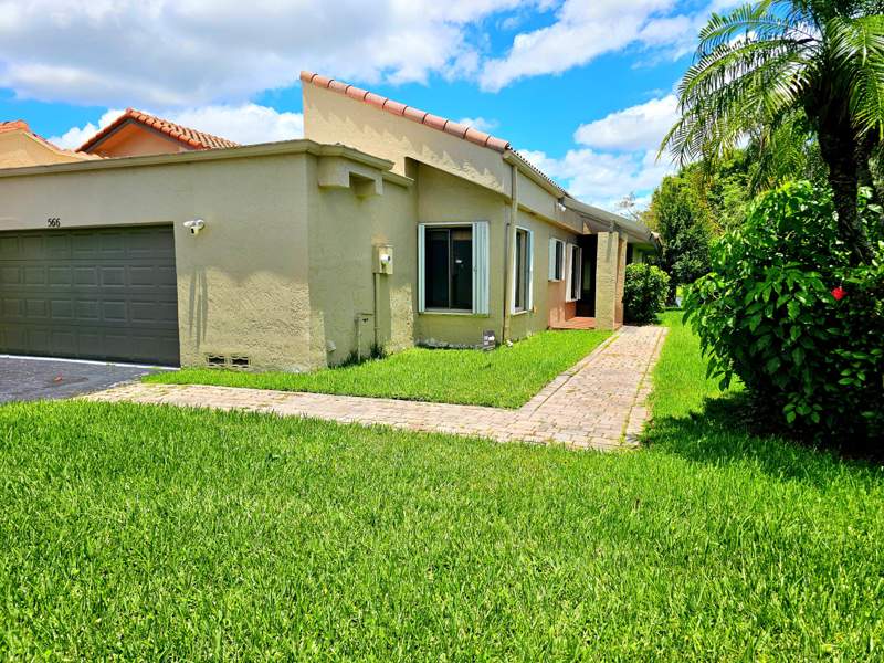 3 bedroom Villa at 566 Village Lake Drive, Patio Villas Section One At Bonaventure, Weston — photo 2