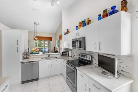 9829 Seacrest Circle #202, Boynton Beach FL - photo 6 of 38