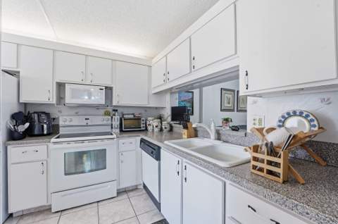 3146 Via Poinciana #307, Lake Worth FL - photo 6 of 44