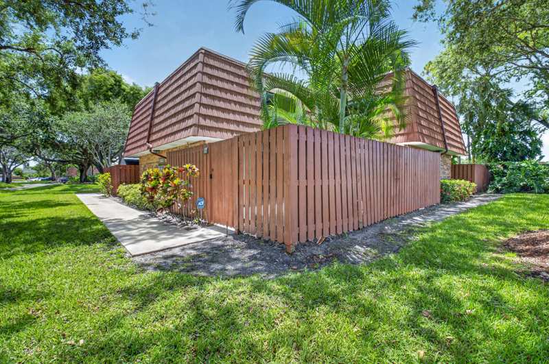 2 bedroom Townhouse at 1565 Augusta Circle #103, Lakeside, Delray Beach — photo 1