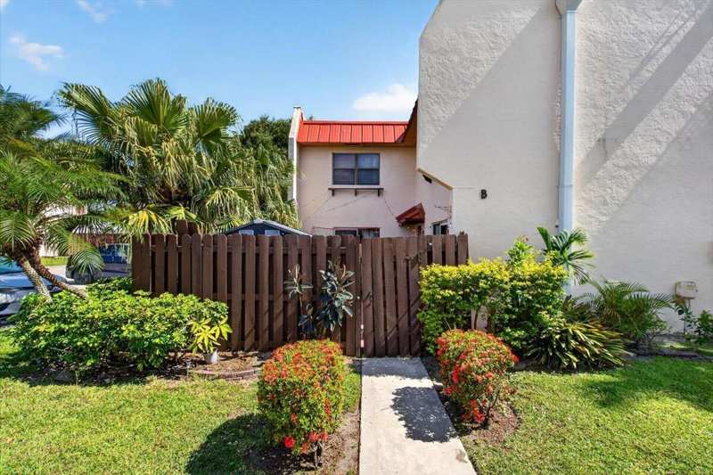 2 bedroom Townhouse at 6351 Seven Springs Boulevard #B, Seven Springs 1, Greenacres — photo 1