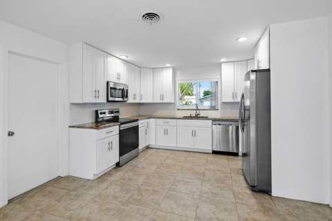 617 SE 8th Avenue, Deerfield Beach FL - photo 7 of 35