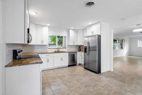 617 SE 8th Avenue, Deerfield Beach FL - photo 9 of 35