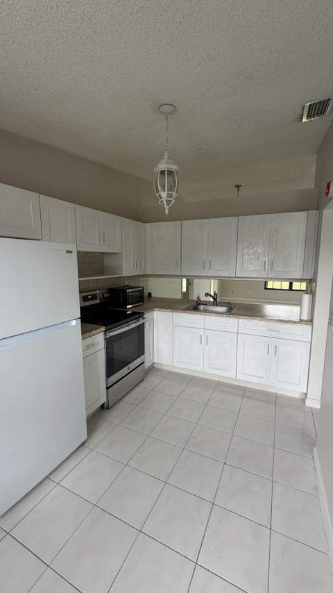 5460 S Lakewood Cir S #C, Margate FL - photo 10 of 59
