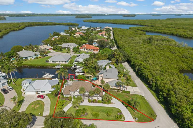 4 bedroom Single Family Residence at 121 Queen Eugenia Court, Queen'S Cove Unit 1, Hutchinson Island — photo 4