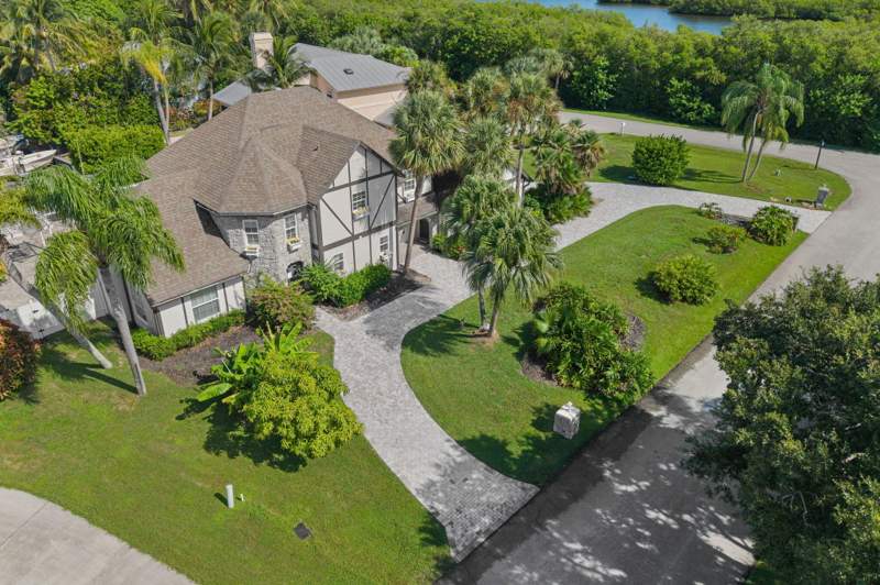 4 bedroom Single Family Residence at 121 Queen Eugenia Court, Queen'S Cove Unit 1, Hutchinson Island — photo 3