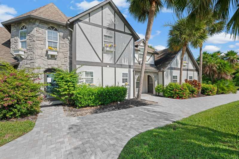 4 bedroom Single Family Residence at 121 Queen Eugenia Court, Queen'S Cove Unit 1, Hutchinson Island — photo 1