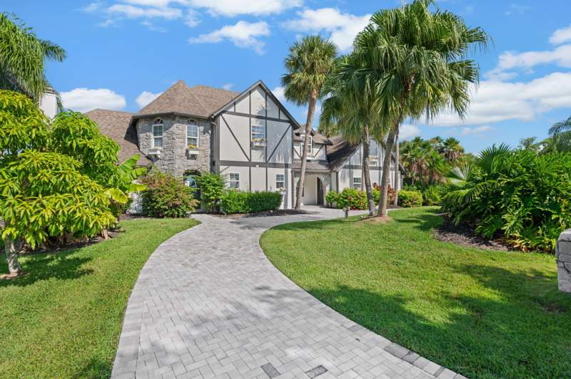 4 bedroom Single Family Residence at 121 Queen Eugenia Court, Queen'S Cove Unit 1, Hutchinson Island — photo 2