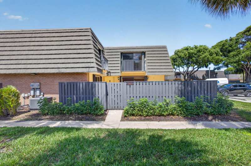 2 bedroom Townhouse at 3501 35th Way, Village Of Sandalwood Lakes 3, West Palm Beach — photo 1