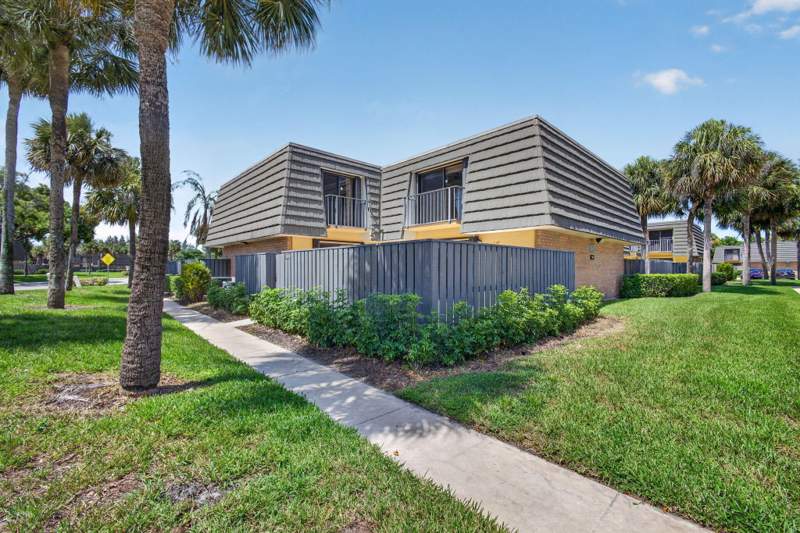 2 bedroom Townhouse at 3501 35th Way, Village Of Sandalwood Lakes 3, West Palm Beach — photo 2