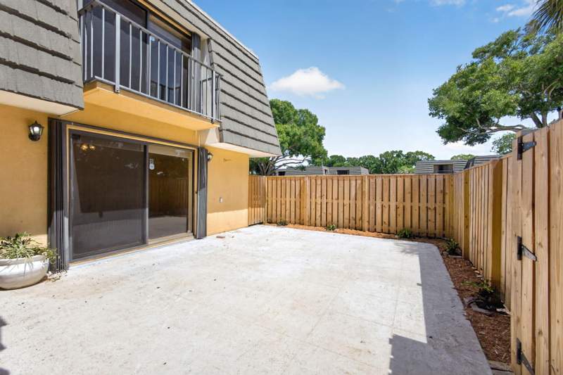 2 bedroom Townhouse at 3501 35th Way, Village Of Sandalwood Lakes 3, West Palm Beach — photo 3