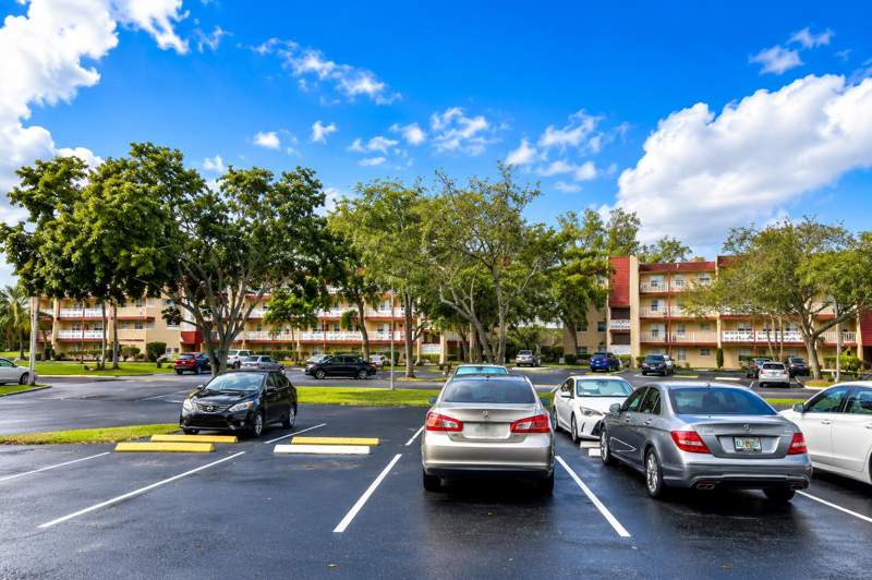 2 bedroom Condominium at 1050 Country Club Drive #303, Oriole Golf & Tennis Club Condo, Margate — photo 2