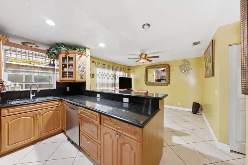 4 bedroom Single Family Residence at 6582 Bayfront Drive, Coral Bay Parcels G & H, Margate — photo 3
