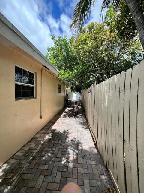 4730 NE 2nd Avenue, Deerfield Beach FL - photo 8 of 17