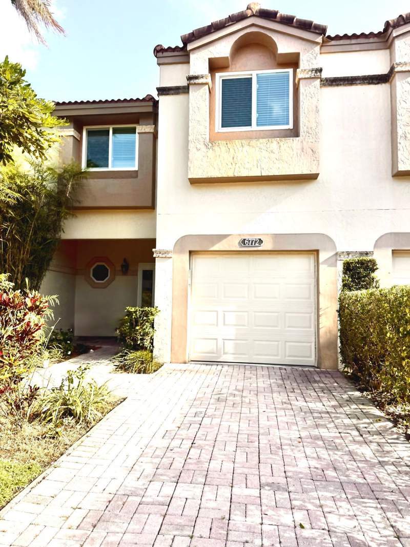 3 bedroom Townhouse at 6772 Via Regina, Plum At Boca Pointe Condos One Thru 15 Filed In Or, Boca Raton — photo 2