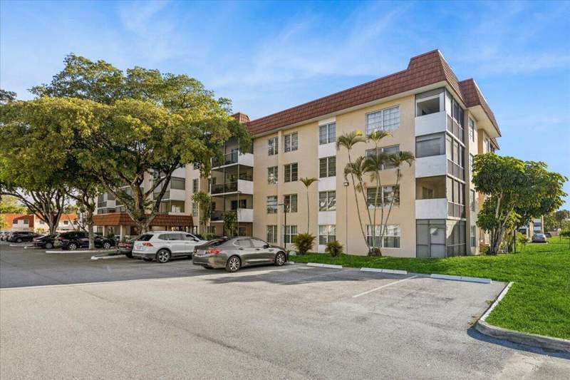 2 bedroom Condominium at 4156 Inverrary Drive, Manors Of Inverrary I-3, Lauderhill — photo 2