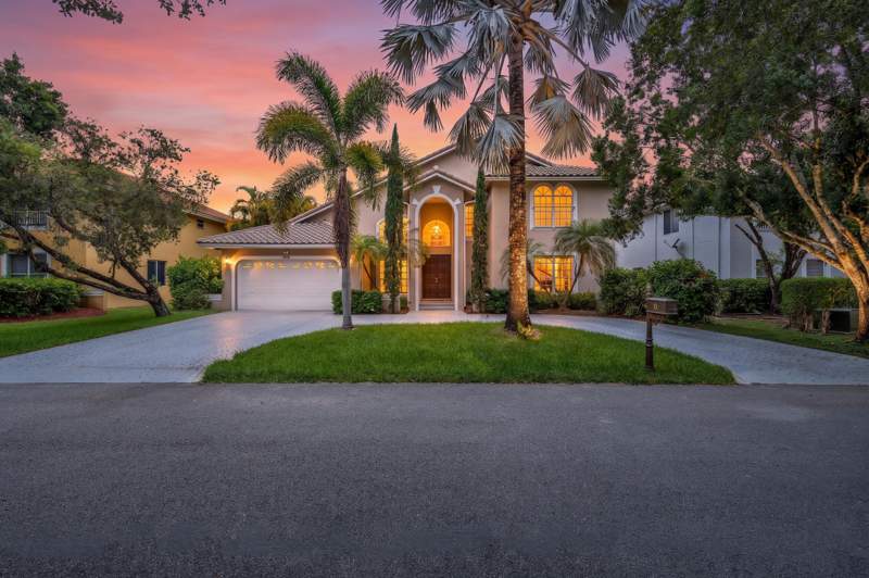 5 bedroom Single Family Residence at 4300 NW 63rd Avenue, Turtle Run, Coral Springs — photo 3