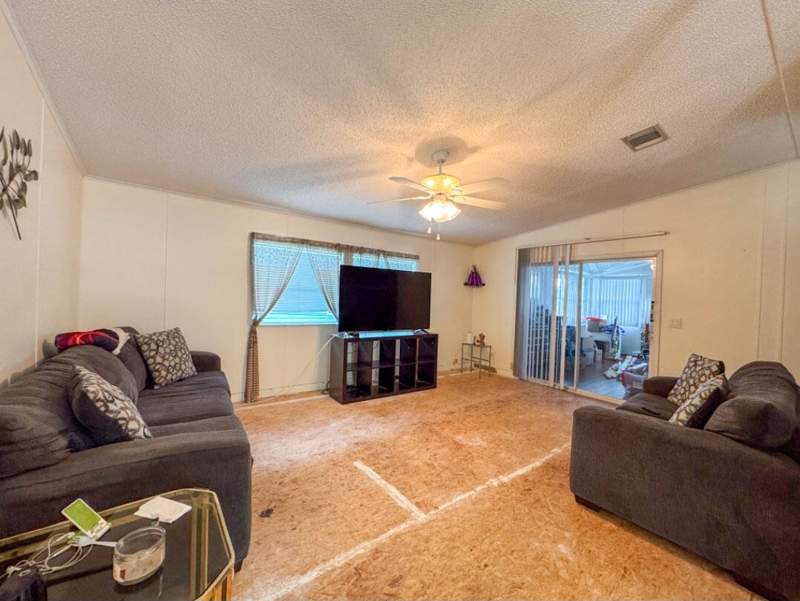 3 bedroom Mobile Home at 120 Plantation Boulevard #120, Plantation Beach Park, Lake Worth — photo 2