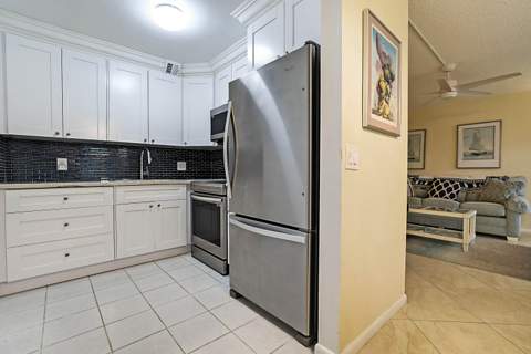 1023 Ellesmere B, Deerfield Beach FL - photo 10 of 23
