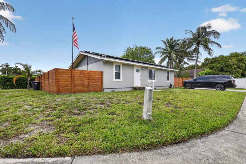 3 bedroom Single Family Residence at 202 Elaine Circle, Palm Beach Lakes S Tr X, West Palm Beach — photo 2