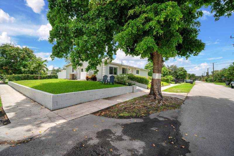 5 bedroom Single Family Residence at 7321 Cody Street, Driftwood Estates No 2, Hollywood — photo 2