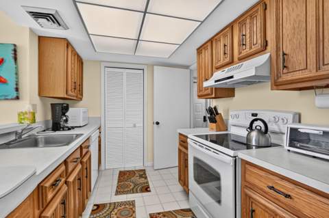 5188 Woodland Lakes Drive #332, Palm Beach Gardens FL - photo 6 of 22