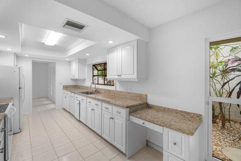 5635 Kiowa Circle, Boynton Beach FL - photo 11 of 54