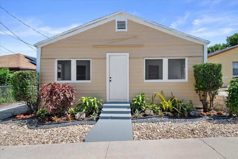 3 bedroom Single Family Residence at 1011 22nd Street, Gray, West Palm Beach — photo 1