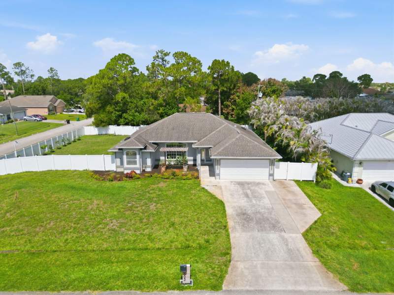 3 bedroom Single Family Residence at 102 NW Peach Street, Port St Lucie Sec 27, Port St. Lucie — photo 2