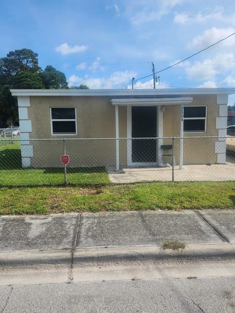 2 bedroom Single Family Residence at 2504 Wilkins Avenue, H J Kincy'S Subdivision, Fort Pierce — photo 1