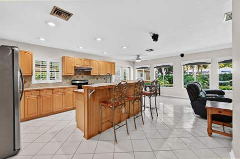 313 Poe Drive, Palm Springs FL - photo 14 of 39
