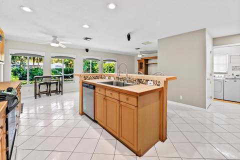 313 Poe Drive, Palm Springs FL - photo 15 of 39