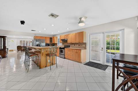 313 Poe Drive, Palm Springs FL - photo 16 of 39