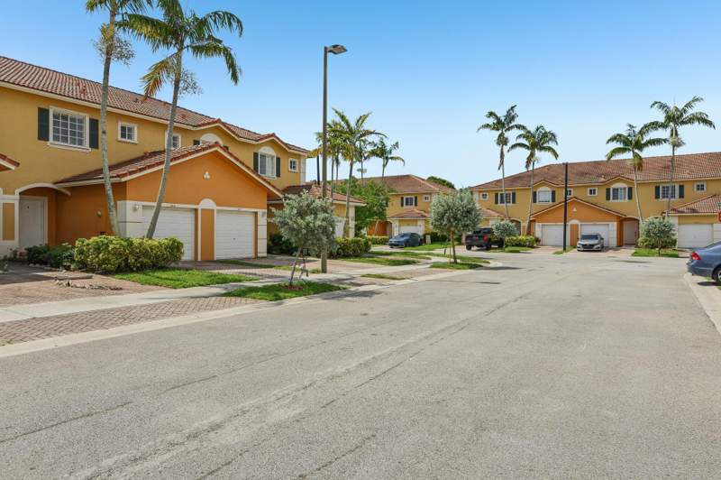 3 bedroom Townhouse at 560 St Tropez Lane, Monte Carlo, Margate — photo 5