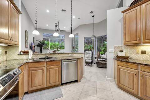 7602 Greenbrier Circle, Port St. Lucie FL - photo 10 of 31